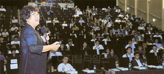 디지털타임스가 12일 서울 삼성동 코엑스에서 개최한  '2017 넷트렌드 전문가 포럼:인공지능 빅뱅, 미래사회 대진단'에서 국내 대표적 미래학자로 꼽히는 박영숙 유엔미래포럼 대표가 'AI 혁명, 미래 대예측'을 주제로 기조 강연하고 있다.  김민수기자 ultrartist@